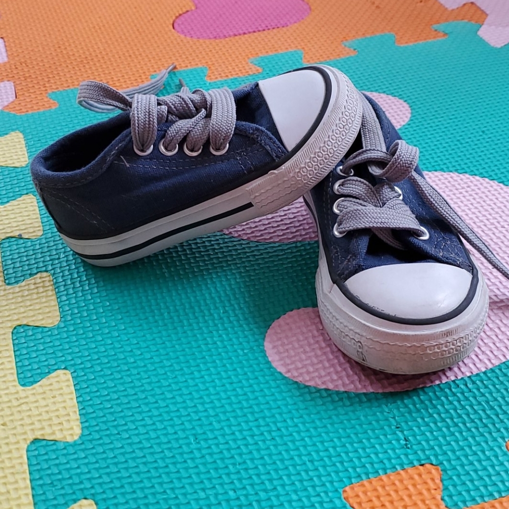 Akuma "converse" sneakers, size 5